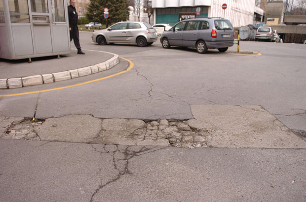 Хитна помоћ заобилази рупе на улазу у КЦС